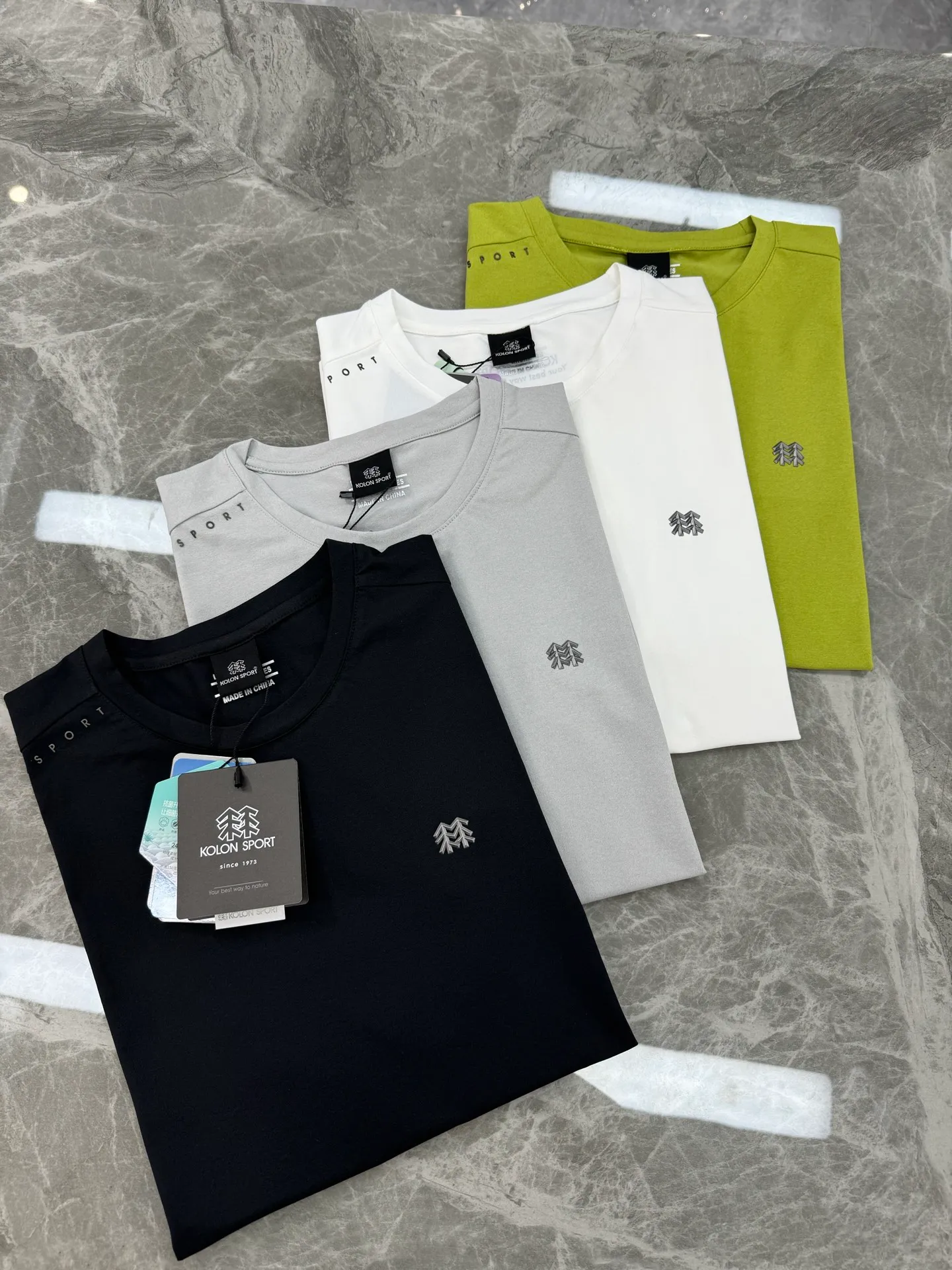 190 ⚜️Buy it if you know the goods! Kolon Sport Kolon Outdoor New Arrival T-shirt. Original product recommendation ❤️ Can be matched as a set. Regular fit outdoor T-shirt. Three-dimensional cutting design. Sports style rhythmic line matching. Comfortable and decent! Original professional outdoor high-tech polyester fabric! Multiple outdoor features. Touch and texture. Breathable holes on both sides. Complete three-dimensional cutting! The fabric is stiff and ribbed. Comfortable and stretchy. Skin-friendly, breathable, cool and comfortable. The three-dimensional upper body is super beautiful, a unique design. All three standards are included. Color: Black.Light Gray.White.Green.Sizes: M-3XL (4xl can be customized) 175/140 pounds recommended L